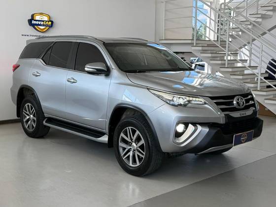 TOYOTA HILUX 2.8 SRX 4X4 CD 16V DIESEL 4P AUTOMÁTICO TOYOTA HILUX 2.8 SRX 4X4 CD 16V DIESEL 4P AUTOMÁTICO